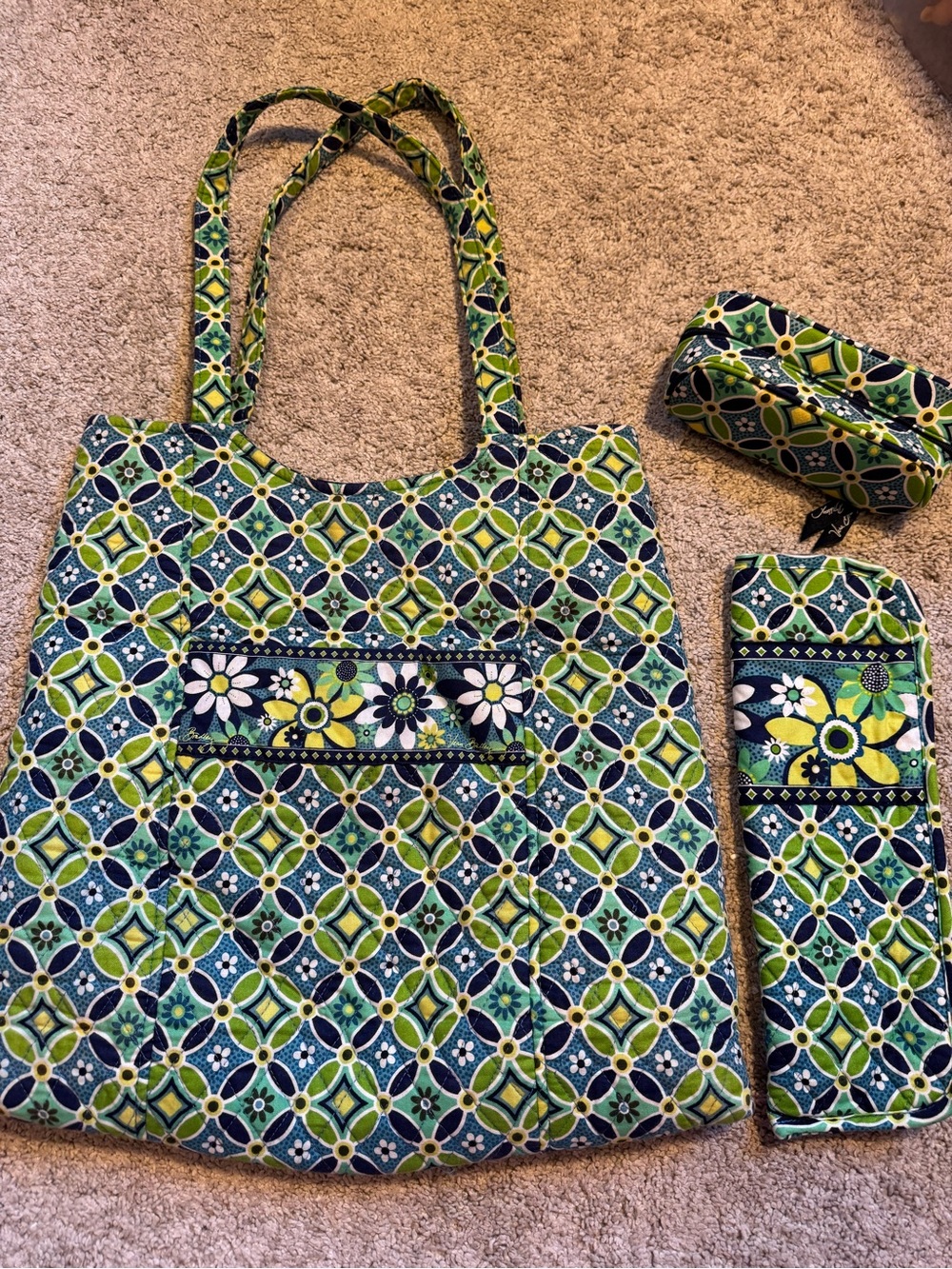 Vera Bradley Daisy Daisy Tote with Matching Accessories